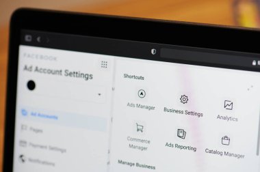 New York, ABD - 4 Ocak 2021: Facebook reklamları hesabı menü ayarlama makrosu dizüstü bilgisayar ekranında kapat