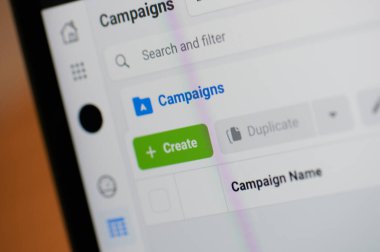New York, ABD - 4 Ocak 2021: Facebook reklamlarında kampanya oluşturun, yönetici makro dizüstü bilgisayar ekranında kapat