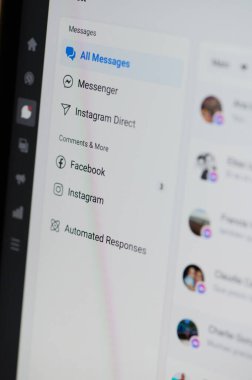 New York, ABD - 4 Ocak 2021: Facebook 'taki mesaj menüsü ve Instagram' daki iş hesabı makro ekran görüntüsü
