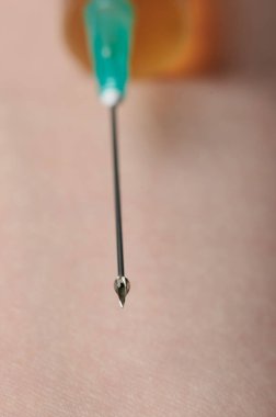 Şırınga temalı makro enjeksiyon bulanık cilt arka planında yakın görünüm