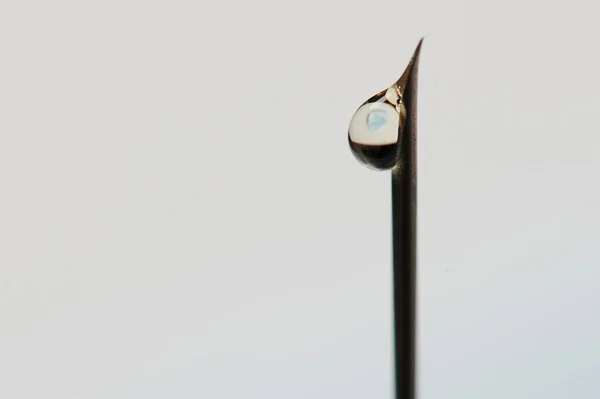 Kropla Szczepionki Końcu Strzykawki Makro Igłą Widok Bliska Izolowany — Zdjęcie stockowe