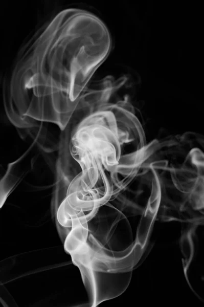 Ομαλό Κύμα Καπνού Απομονωμένο Μαύρο Φόντο — Φωτογραφία Αρχείου