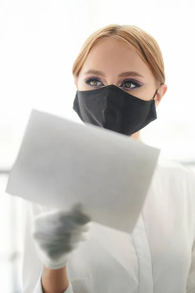 Open Retail Business Theme Young Woman Hold Clean Board — Stock Photo, Image