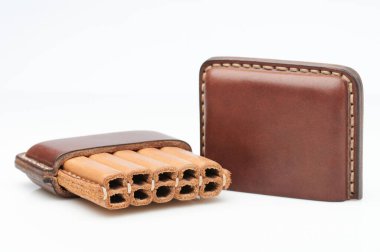 Stüdyo arka planında izole edilmiş kapaklı deri sigara tutacağı.