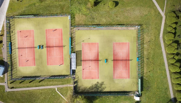 在阳光灿烂的日子里 公园内的网球场位于无人驾驶飞机的顶部 — 图库照片