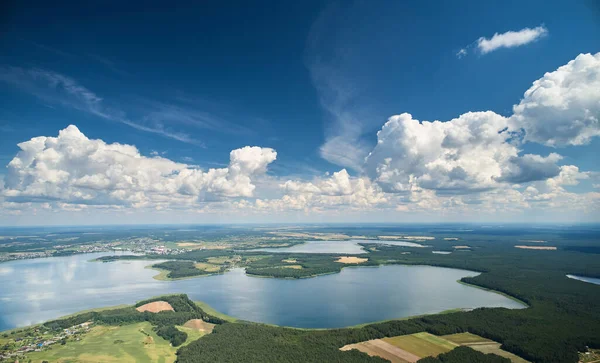 Jasny Krajobraz Jeziora Błękitnym Niebem Chmury Widok Lotu Drona — Zdjęcie stockowe