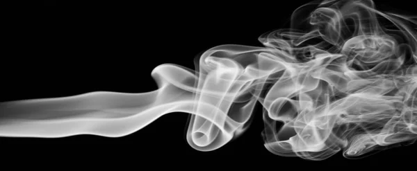 Μεταξένια Καμπύλη Καπνού Αφράτο Άκρο Μαύρο Φόντο — Φωτογραφία Αρχείου