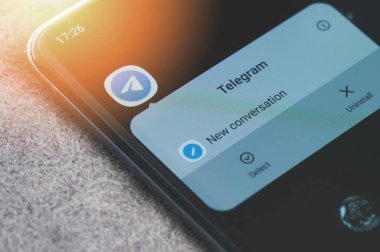New York, ABD - 26 Ocak 2021: Akıllı telefon ekranındaki telgraf uygulamasını kapatın. Yeni bir sohbet başlat