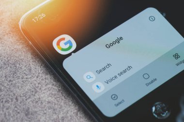 New York, ABD - 26 Ocak 2021: Akıllı telefon ekranında arama uygulamasını açın. İnternet temasında bul