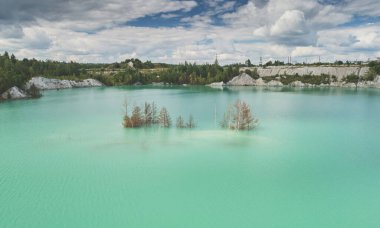 Taş ocağı suyunda yetişen ağaçlar yukarıdaki manzaranın üstünde.