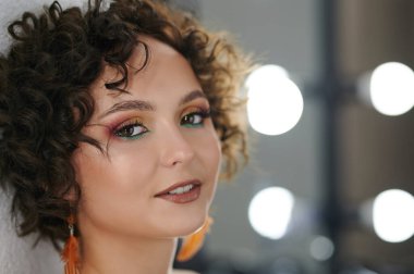 Bulanık stüdyo arkaplanındaki kadın portresi. Yakın plan.