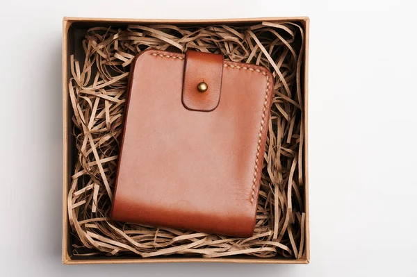 豪华皮革棕色皮夹在纸盒上软软上方的视图 — 图库照片