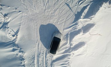 Kar tarlasına park etmiş bir araba var. Araba temalı seyahat