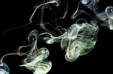 Siyah arka planda pürüzsüz şekilli soyut renkli duman kıvrımı