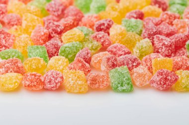 Kopya alanı çizgisi olan renkli kırmızı ve sarı şekerler