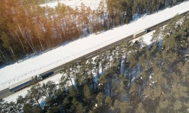 Kamyon kış mevsiminde kargo taşır İHA görüşünün üstündeki karayolunda.