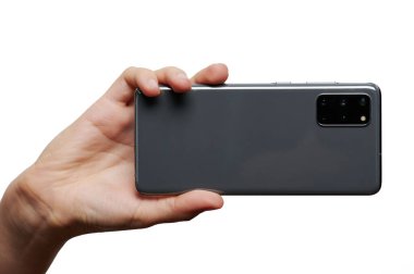 Beyaz stüdyo arka planında Samrtphone ile fotoğraf çekmek