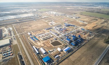 Kereste modern fabrikası güneşli bir günde İHA görüşünün üzerinde