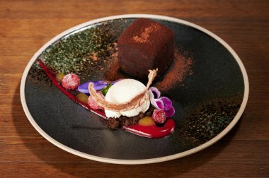 Lezzetli fırın teması. Dondurmalı çikolatalı kek.