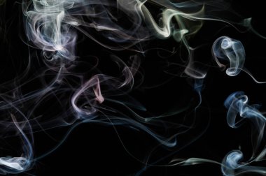 Siyah izole edilmiş arkaplanda soyut renkli duman çizgisi