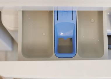 Toz yükleme için boş çamaşır makinesi kabı kapat görünümü