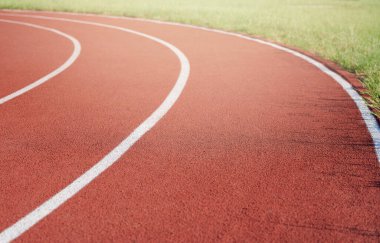 Spor sahasında atlet kırmızı şeridi yakın görüş