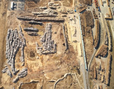 Üst drone görünümünün üzerindeki kereste kayıtları için depolama alanı