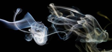 Siyah izole arkaplanda mavi ve sarı soyut duman şekilleri