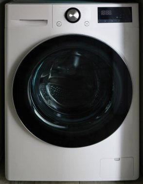 Cam kapılı modern çamaşır makinesi manzarası
