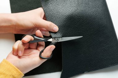 Deri temadan bir şey yapmak. Makasla kes inek derisi