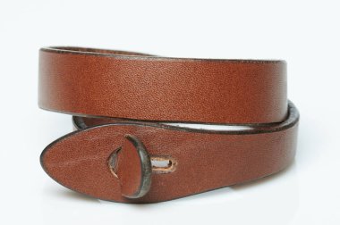 Zarif kahverengi deri bilezik ön görünüş izole