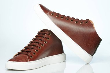 Katalog görüntüsü için bir çift şık deri ayakkabı izole edilmiş