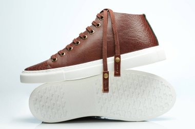 Bağcıkları izole kahverengi deri ayakkabılar.