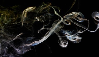 Siyah arka planda pürüzsüz şekilli soyut renkli duman çizgileri