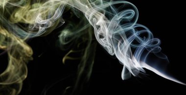 Sarı ve mavi duman çizgisi siyah izole arkaplanda dönüyor