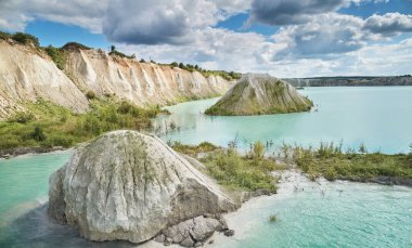 Taş ve kayalar güneşli bir günde gökyüzünde taş ocağında.