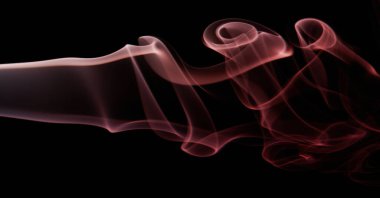 Soyut duman siyah arka planda pembe kıvrımlar. Zarif renkli kıvrımlı duvar kağıtları. Kopyalama alanı olan şeffaf pankart