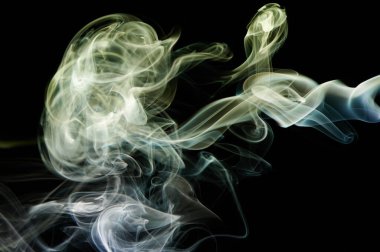 Siyah arka planda pürüzsüz şekilli soyut sarı duman arkaplanı