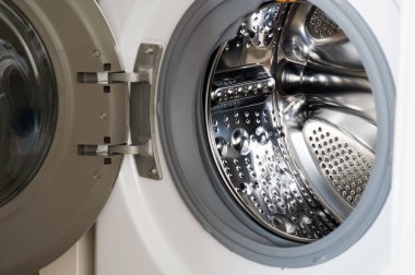 Geniş açık çamaşır makinesi kapısı makro yakın görünüm
