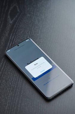 New York, ABD - 22 Mart 2021: Engellenmiş ya da kaybedilmiş akıllı telefon ekranında Instagram uygulaması masada yatıyor