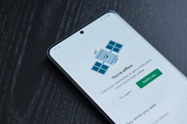 New York, ABD - 22 Mart 2021: Akıllı telefon ekranında Google mağaza uygulaması engellendi ya da kaybedildi