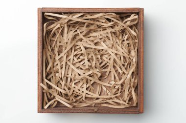 Kahverengi ahşap kutu, üst görüntüde yırtık var.