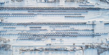 Kış zamanı demiryolu merkezi üst manzaranın üzerinde. Yük terminali