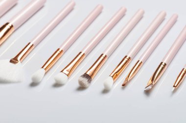 Beyaz stüdyo arka planında izole edilmiş yeni yüz makyaj fırçaları.