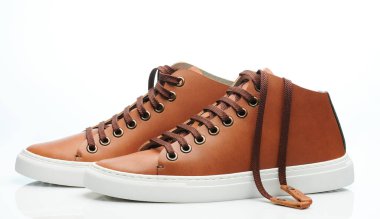 Beyaz stüdyo arka planında izole edilmiş temiz kahverengi deri ayakkabılar.