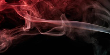 Soyut duman siyah arkaplanda kırmızı kıvrımlı bir renk oluşturur. Zarif renkli kıvrımlar duvar kağıdı