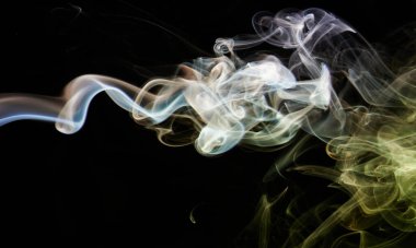 Siyah arka planda pürüzsüz şekilli soyut kahverengi duman arkaplanı