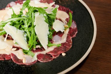 Sağlıklı şık carpaccio plaka makro yakın görünüm