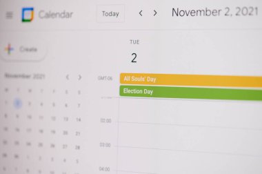 New York, ABD - 17 Şubat 2021: Tüm Soul Day 2 Kasım Google takviminde dizüstü bilgisayar ekranında yakın görünüm.