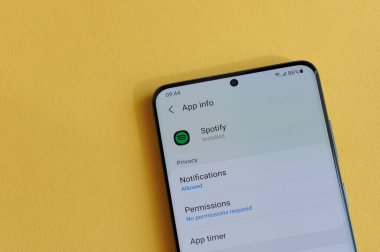 New York, ABD - 12 Nisan 2021: Sarı arka plandaki akıllı telefon ekranında gizlilik ayarının değiştirilmesi